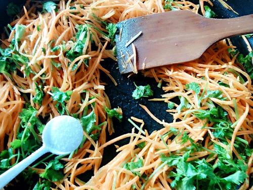 【炒胡萝卜丝】