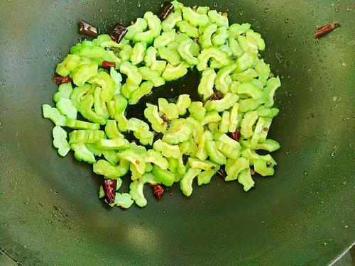 【核桃仁炒苦瓜】