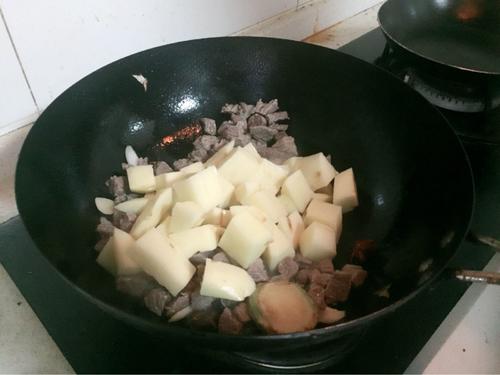 【土豆牛腩煲】