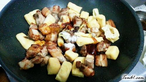 【油豆腐烧五花肉】