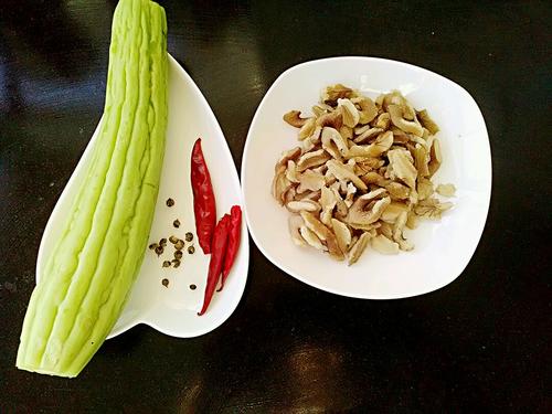 【核桃仁炒苦瓜】