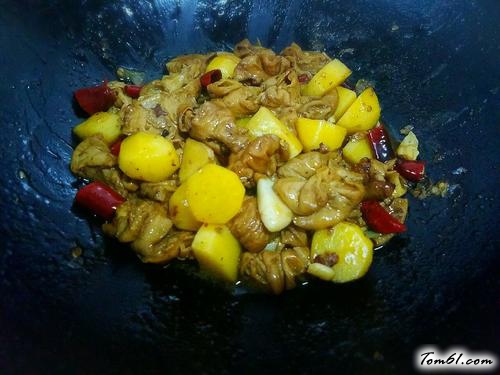 【小土豆烧肥肠】