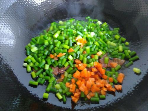 【蒜苗炒香肠】