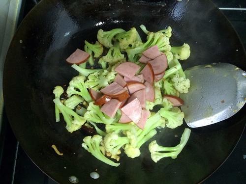 【香肠炒菜花】