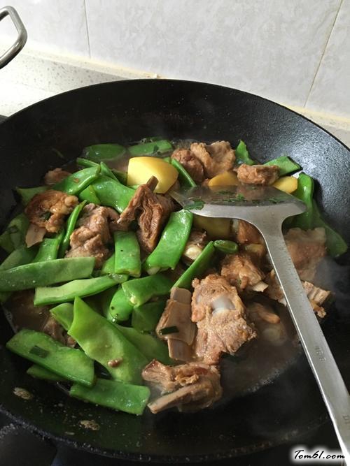 【排骨芸豆炖土豆】