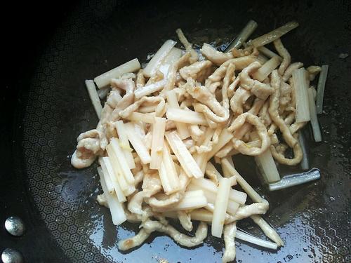 【藕丝炒肉段】