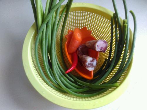 【蒜苗炒香肠】