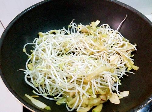 【绿豆芽炒茄条】