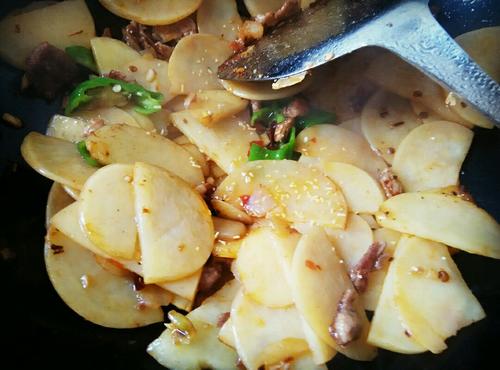 【土豆片炒肉】