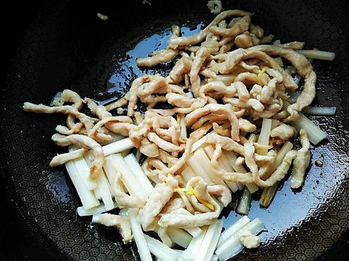 【藕丝炒肉段】