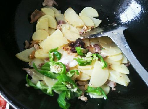 【土豆片炒肉】