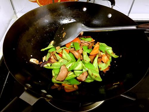 【尖椒炒腊肉】