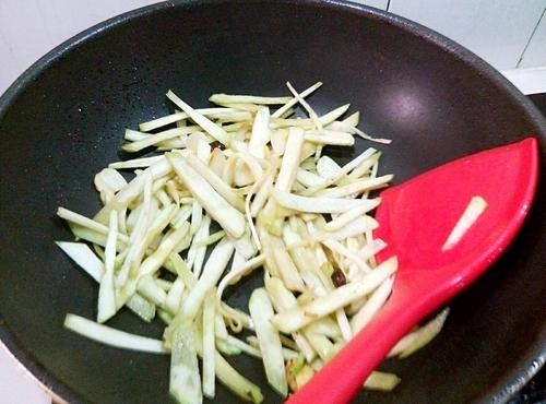 【绿豆芽炒茄条】