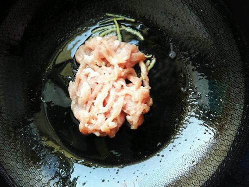 【藕丝炒肉段】