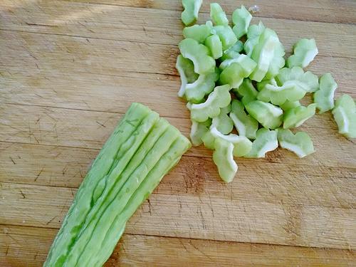 【核桃仁炒苦瓜】