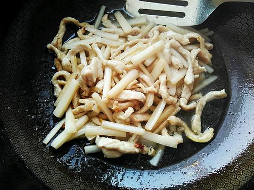 【藕丝炒肉段】