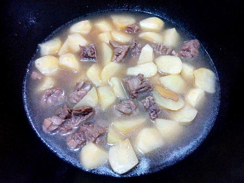 【鸭肉焖土豆】