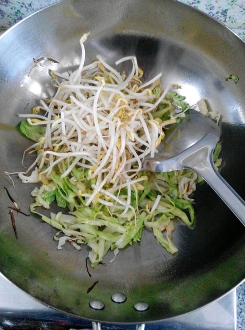 【圆白菜炒饼】