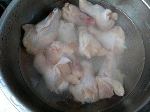 【干红葡萄酒烧鸡翅根】