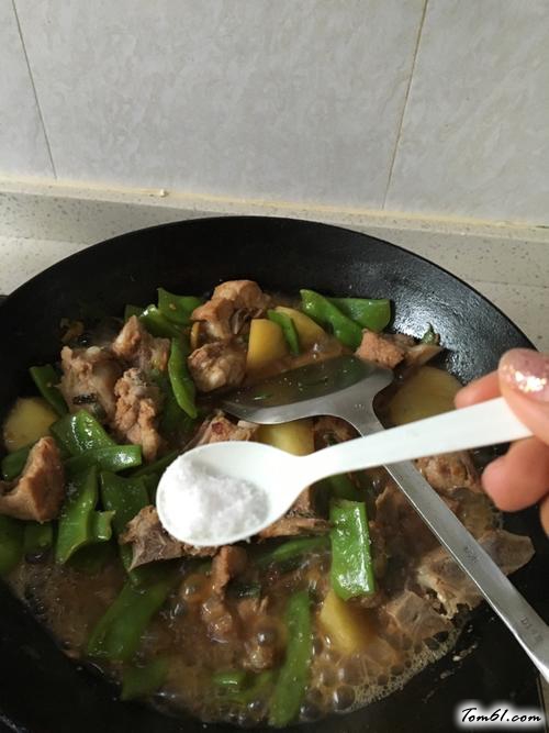 【排骨芸豆炖土豆】