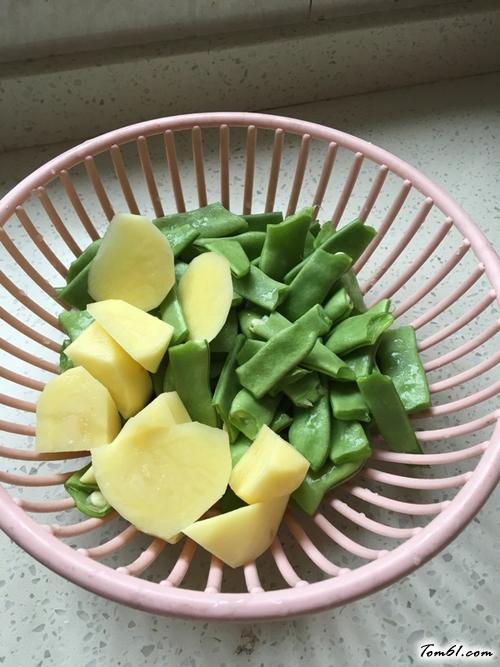 【排骨芸豆炖土豆】