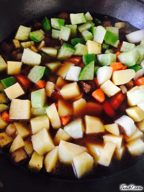 【土豆萝卜炖牛肉】