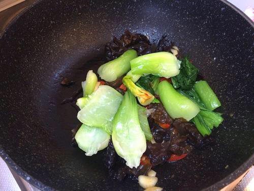【木耳炒油菜】
