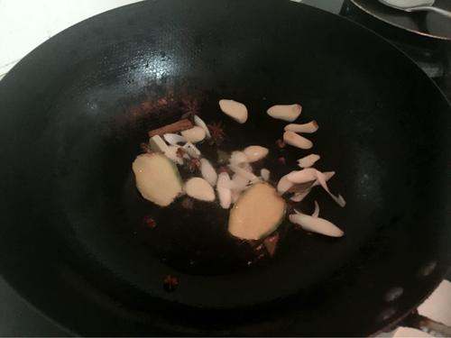 【土豆牛腩煲】