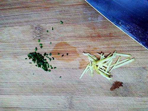 【藕丝炒肉段】