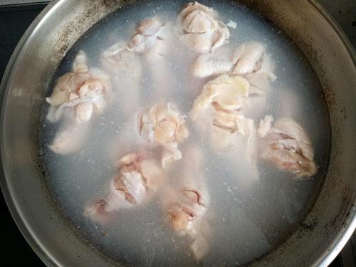 【干红葡萄酒烧鸡翅根】