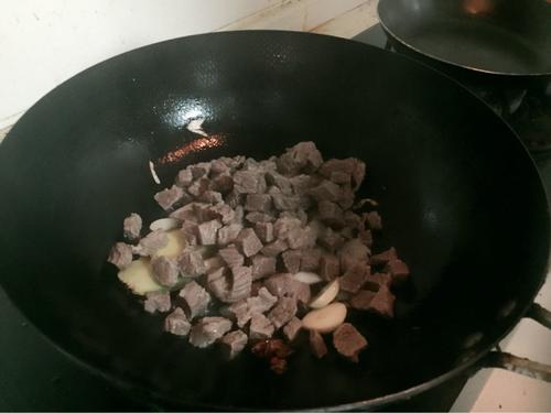 【土豆牛腩煲】