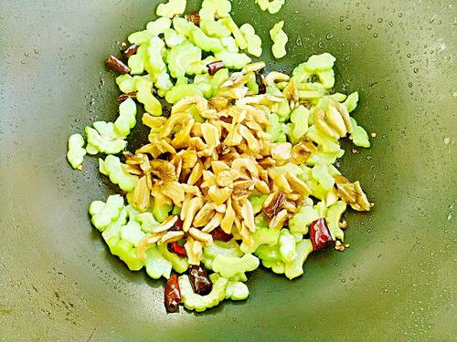 【核桃仁炒苦瓜】