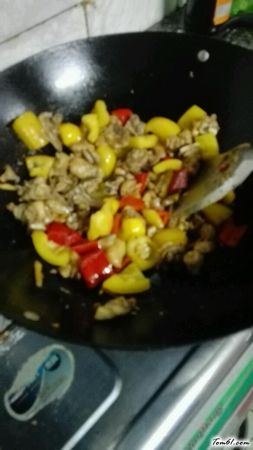 【彩椒炒鸡肉】