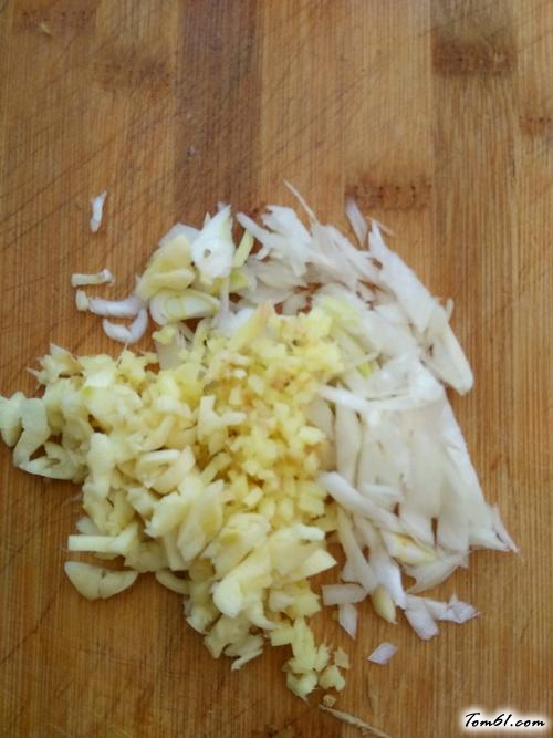 【鸡胸炒木耳】