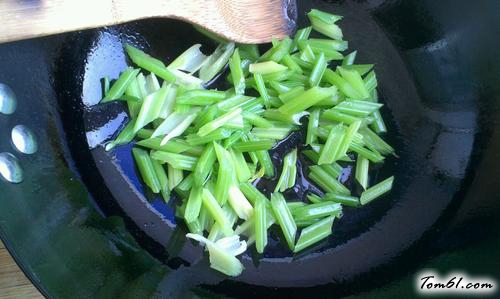 【腰果百合炒芹菜】