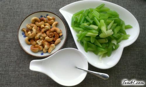 【腰果百合炒芹菜】