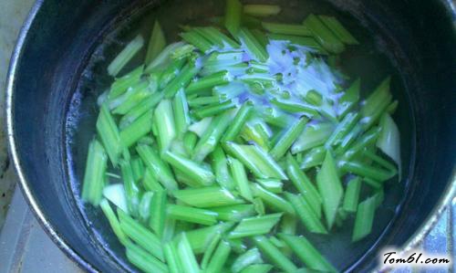 【腰果百合炒芹菜】