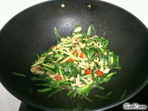 【韭菜炒鸭肠】