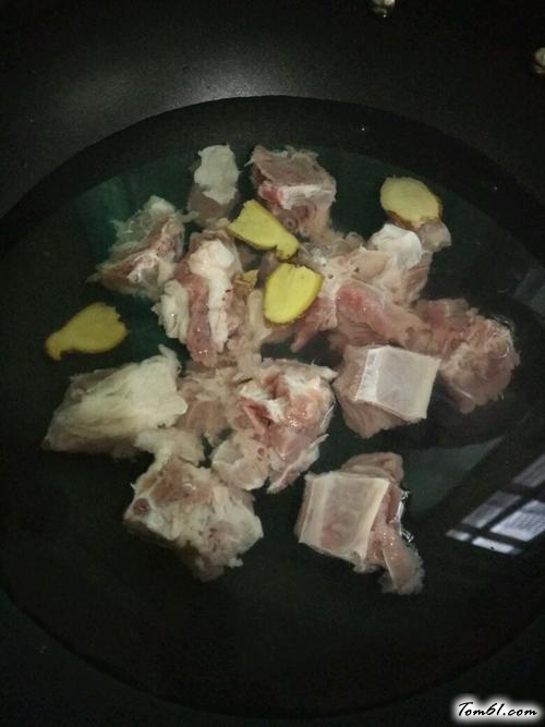 【土豆焖排骨】