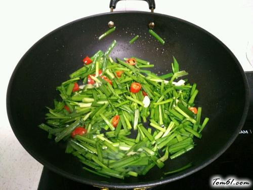 【韭菜炒鸭肠】