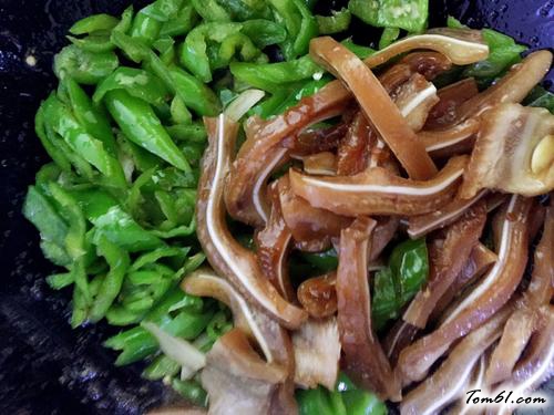 【辣椒炒猪耳朵】