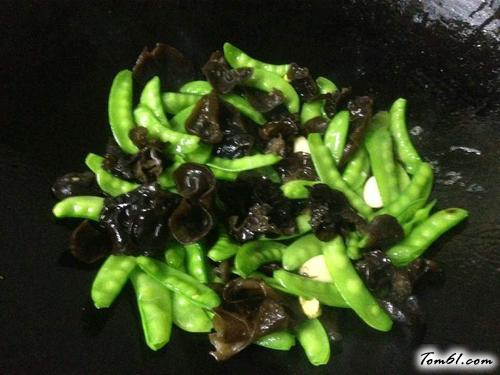 【木耳荷兰豆炒鸡蛋】
