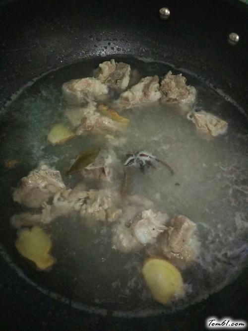 【土豆焖排骨】