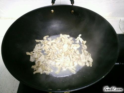 【韭菜炒鸭肠】