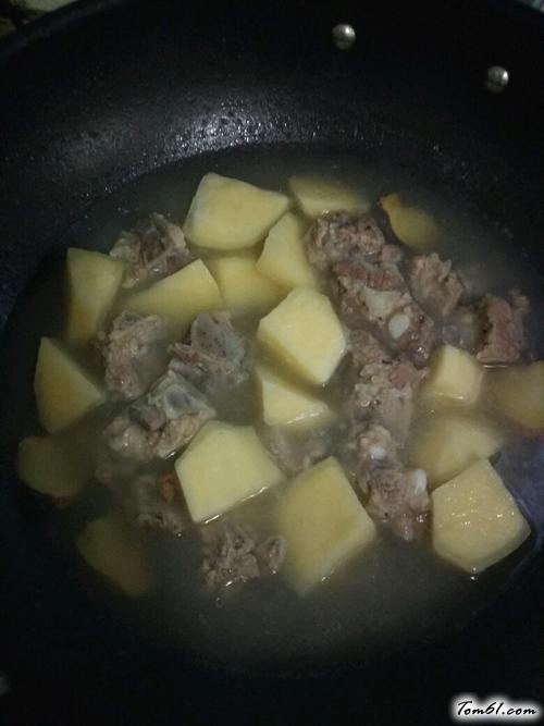 【土豆焖排骨】
