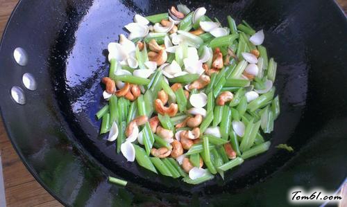 【腰果百合炒芹菜】
