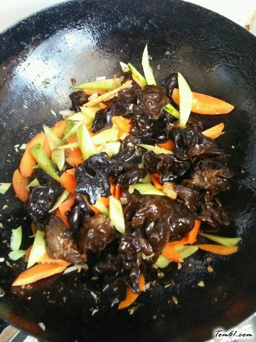 【鸡胸炒木耳】