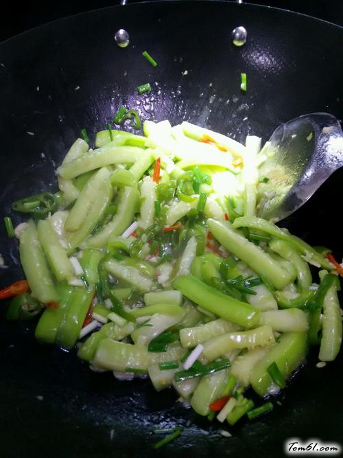 【家常溜丝瓜】