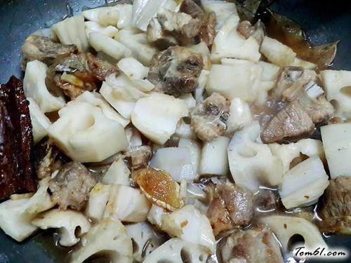 【莲藕烧排骨】