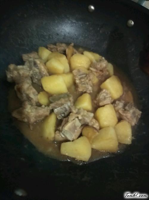 【土豆焖排骨】